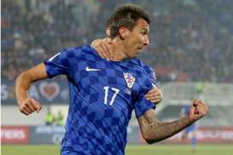 Penyerang Kroasia, Mario Mandzukic, melakukan selebrasi setelah mencetak gol ke gawang Kosovo pada pertandingan Grup D Kualifikasi Piala Dunia 2018 Zona Eropa di Stadion Loro Borici, Shkoder, Kamis (6/10/2016).