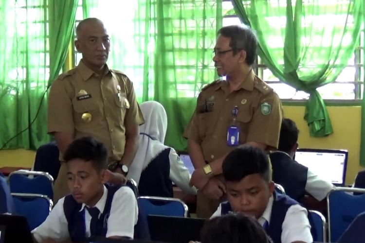 Pantau UNBK, Pjs Wali Kota dan kepsek melanggar larangan masuk ruangan ujian.