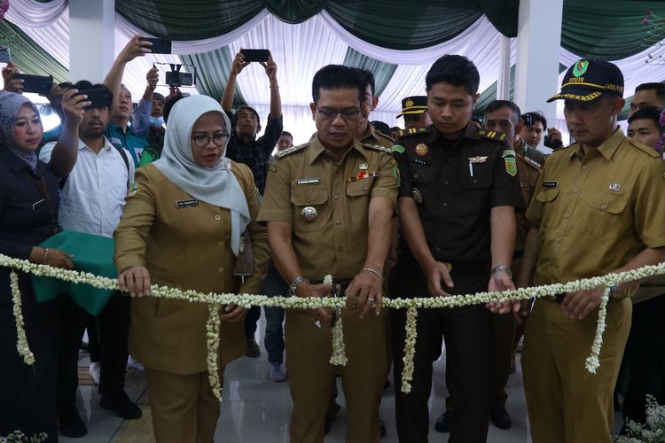 Bupati Bandung meresmikan enam fasum untuk meningkatkan pelayanan kepada masyarakat, terutama pada akses jalan, kesehatan, dan pendidikan, Senin (12/02/2024).