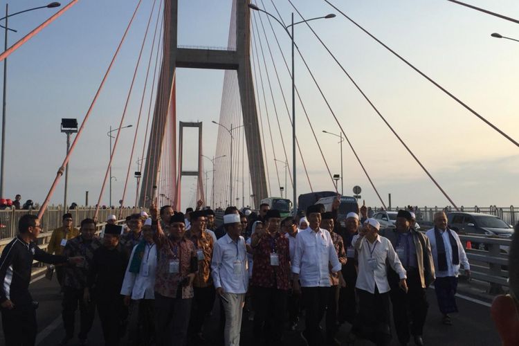 Presiden Joko Widodo meresmikan pembebasan tarif Tol Jembatan Suramadu, Sabtu (27/10/2018). Dengan demikian, status infrastruktur konektivitas ini berganti menjadi Jembatan Suramadu tanpa embel-embel tol.