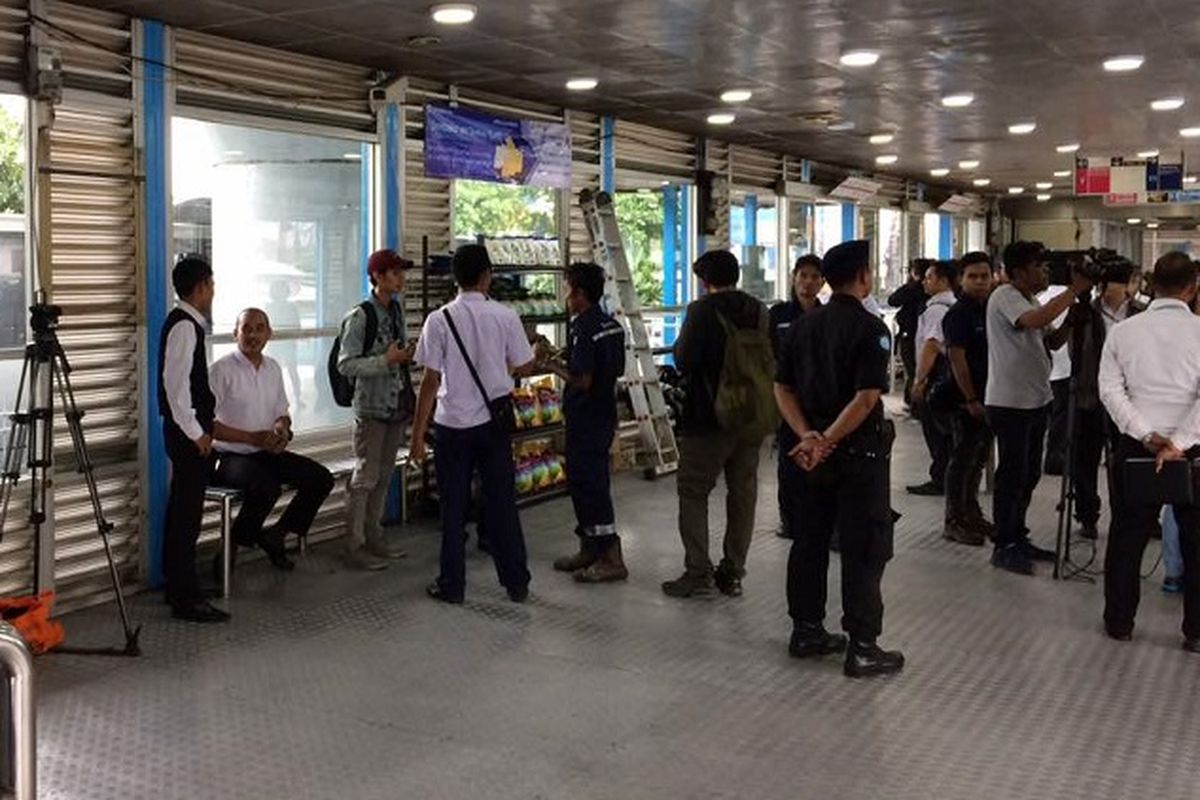 ???Halte transjakarta Kampung Melayu, Jakarta Timur, resmi beroperasi pada Senin (29/5/2017) pukul 15.00 WIB. Penjagaan ketat masih terasa di awal operasional halte yang terkena ledakan bom pada Rabu lalu