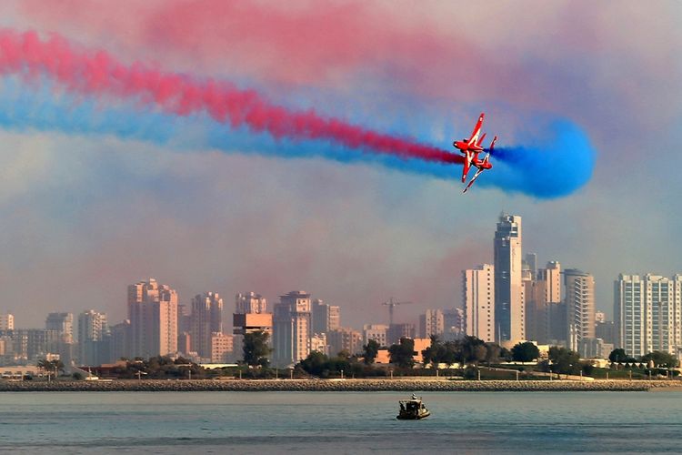 Tim aerobatik British Royal Air Force (RAF), The Red Arrows, melakukan aksi manuver selama pertunjukan udara di Kuwait City, Jumat (28/9/2017).