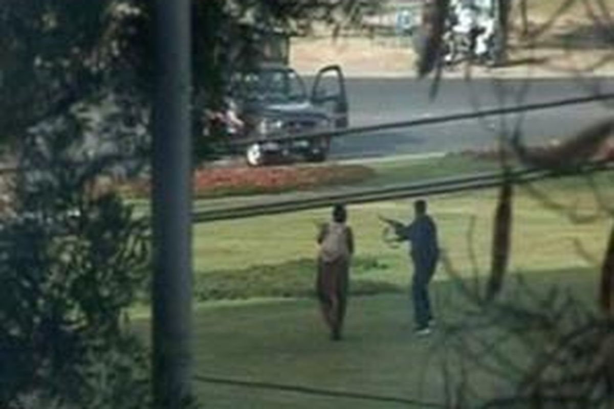 Pria bersenapan mesin menembak polisi dan bis yang ditumpangi pemain kriket Sri Lanka.