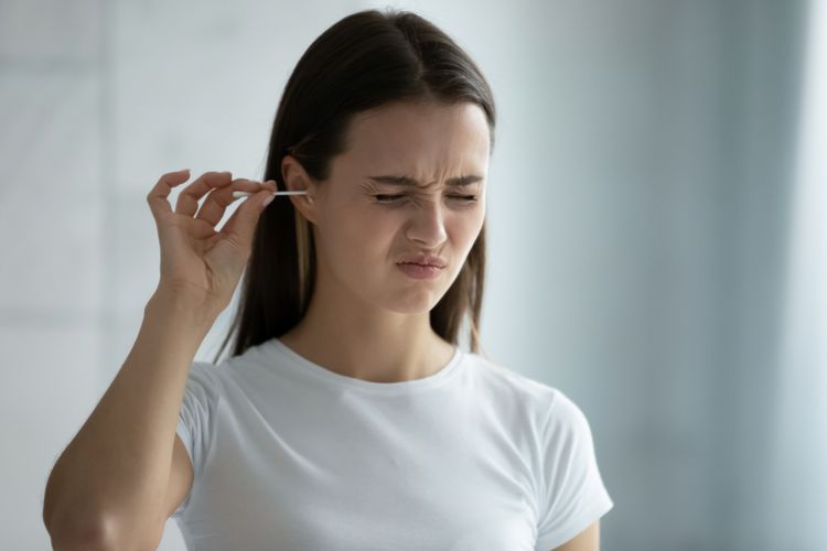 Salah satu cara menjaga kesehatan telinga adalah dengan tidak membersihkannya dengan cotton bud atau korek kuping.