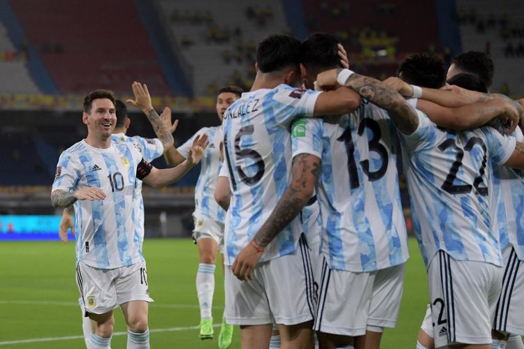 Para pemain Argentina, termasuk Lionel Messi, merayakan gol Cristian Romero ke gawang Kolombia pada laga Kualifikasi Piala Dunia 2022 Zona Amerika Selatan di Estadio Metropolitano Roberto Melendez, Kamis (9/6/2021).  