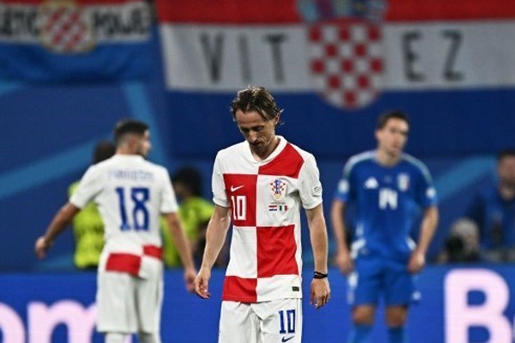 Gelandang Kroasia, Luka Modric, saat meninggalkan lapangan dalam fase Grup B Euro 2024 antara Kroasia vs Italia pada 24 Juni 2024.