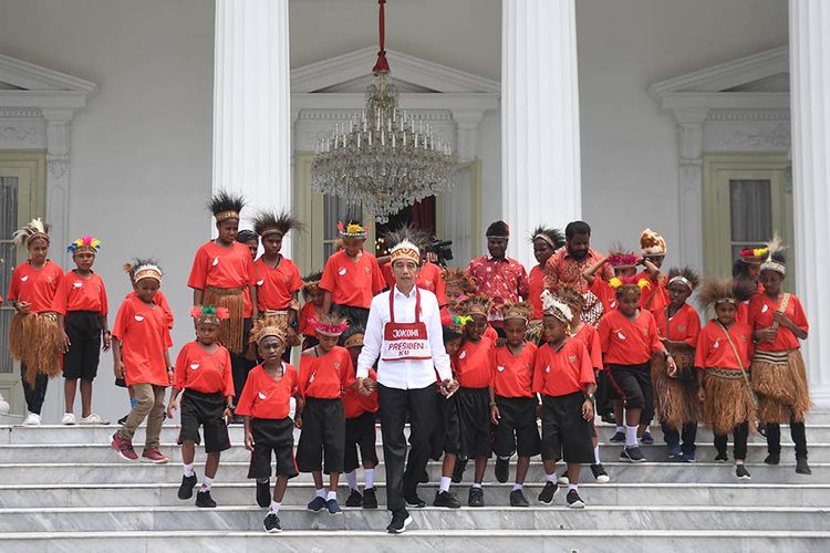 Presiden Joko Widodo berjalan bersama anak-anak perwakilan siswa SD di Jayapura dan Asmat, Papua, di Istana Merdeka, Jakarta, Jumat (11/10/2019). Kedatangan anak-anak tersebut dalam rangka memenuhi undangan presiden, yang dulu berjanji mengajak mereka ke Istana Kepresidenan saat mengunjungi Jayapura dan Asmat.