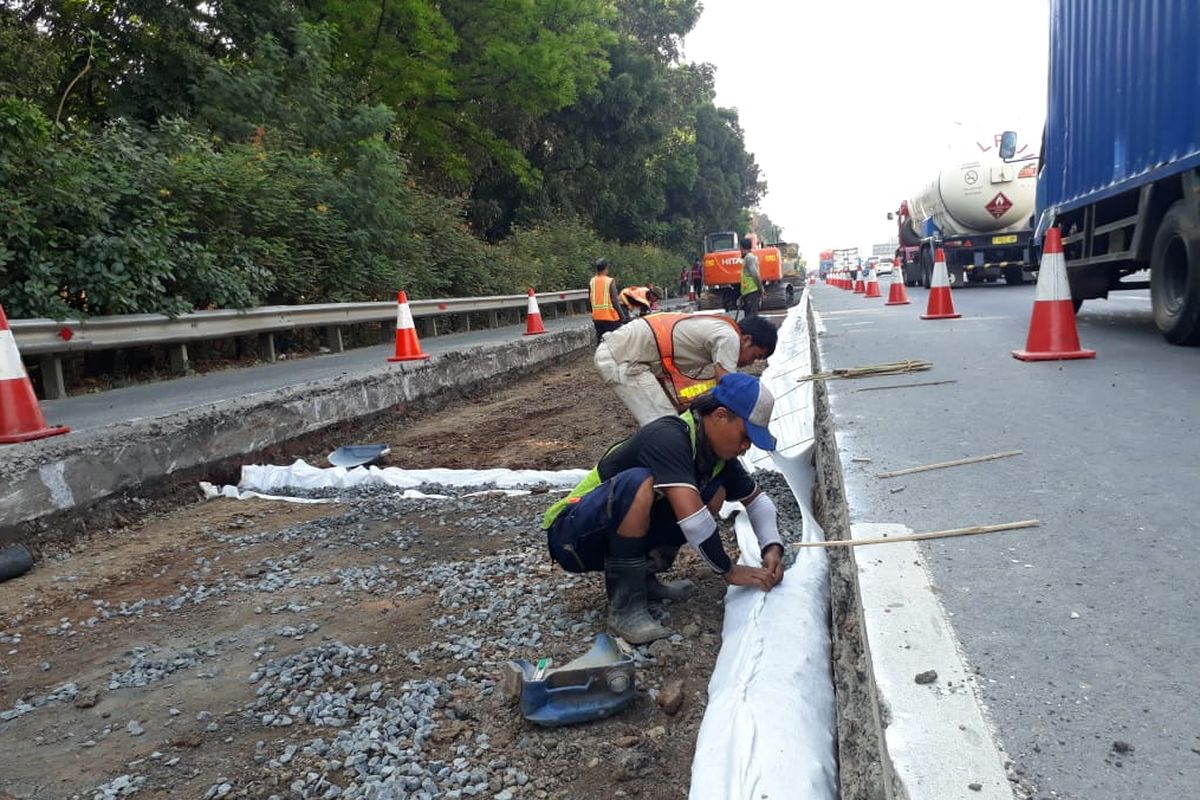 Pengerjaan jalan di Tol Jagorawi