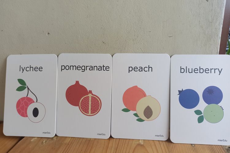 Mainan flash card dengan tema buah-buahan bisa menambah pengetahuan anak tentang jenis buah-buahan yang ada.