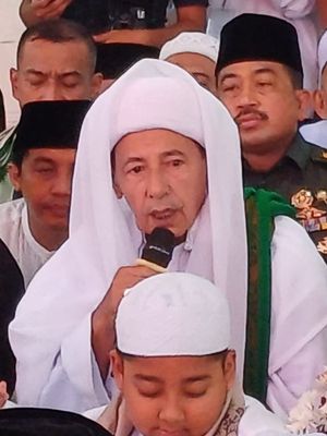 Ketum PSI Kaesang Pangarep menghadiri acara peringatan Maulid Nabi Muhammad SAW bersama Habib Luthfi bin Yahya di Pekalongan, Jawa Tengah, Minggu (22/10/2023).