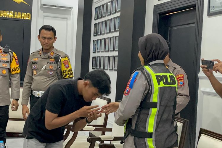 Pelajar Tabrak Polwan Saat Operasi Patuh Semeru di Lumajang, Berakhir Damai