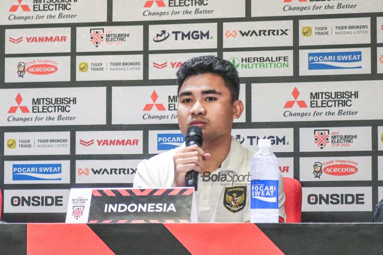 Bek kanan timnas Indonesia, Asnawi Mangkualam Bahar, saat tengah berbicara dalam sesi konferensi pers jelang pertandingan melawan Thailand di Stadion Utama Gelora Bung Karno (SUGBK) pada Rabu (27/12/2022). Laga timnas Indonesia vs Thailand dalam penyisihan Grup A Piala AFF 2022 bergulir di Stadion GBK pada Rabu (28/12/2022).