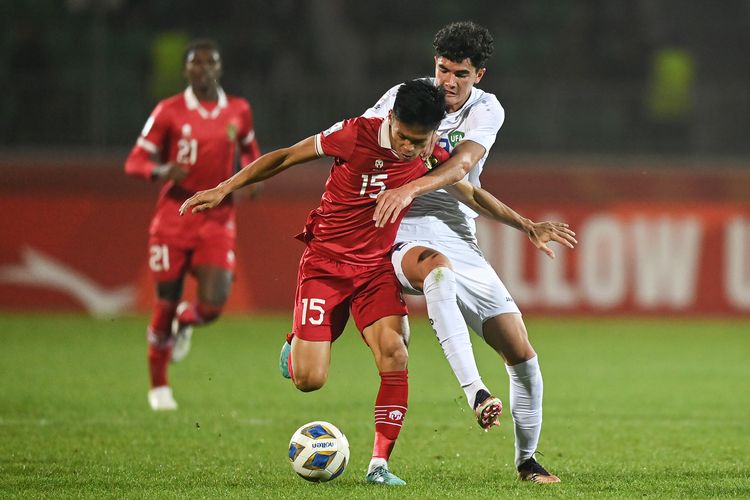 Pesepak bola Timnas U-20 Indonesia Dzaky Asraf (kiri) menggiring bola yang coba direbut pesepak bola Timnas U-20 Uzbekistan Esanov Sherzod dalam laga terakhir Grup A Piala Asia U-20 di Stadion Istiqlol, Fergana, Uzbekistan, Selasa (7/3/20230). ANTARA FOTO/Sigid Kurniawan/tom.