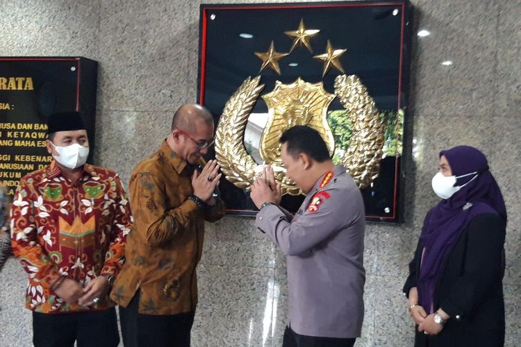 Ketua Komisi Pemilihan Umum (KPU) Hasyim Asy'ari dan Kepala Kepolisian Negara Republik Indonesia (Kapolri) Jenderal Listyo Sigit Prabowo di Mabes Polri, Jakarta, Senin (23/5/2022).