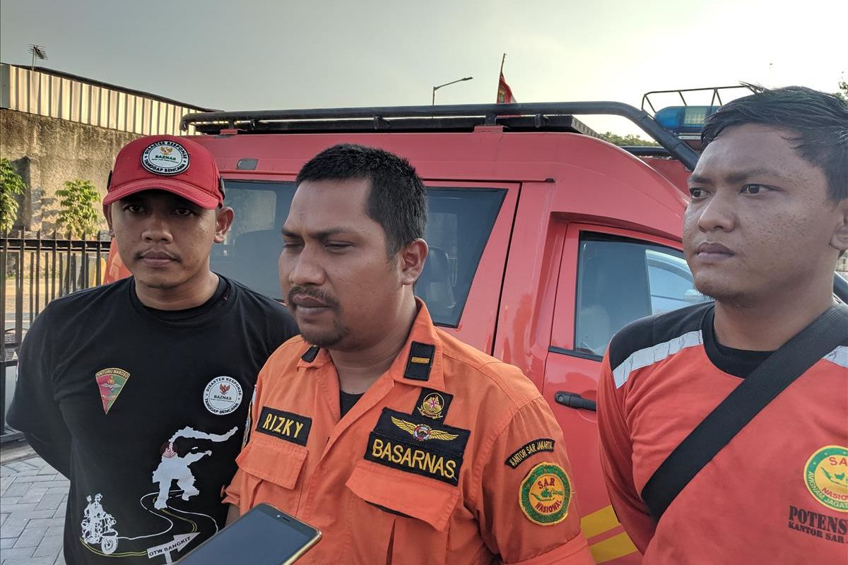 On Scene Commander (OSC) Tim SAR gabungan dari kantor Pencaran dan Pertolongan Jakarta, Rizky Dwianto memberi Keterangan di Mapolsek Sunda Kelapa