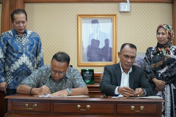 Direktur Utama PT Sang Hyang Seri Adhi Cahyono Nugroho bersama Ketua Umum INKUD Portasius Nggedi saat melakukan penandatanganan nota kesepahaman kemitraan sinergis dalam optimalisasi produktivitas pertanian di Indonesia.