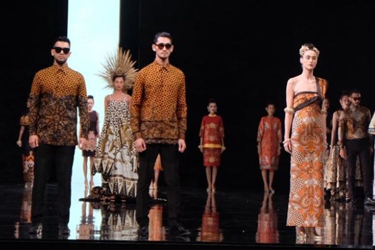 Dewaraja-Runway Collection 2015 oleh Iwan Tirta Private Collection di Ballroom Hotel Fairmont, Senayan, Jakarta (27/4/2015).