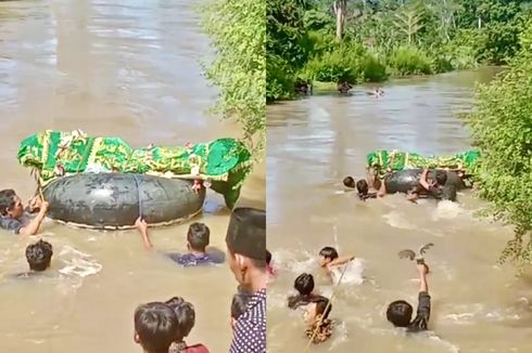Video Viral Warga Gotong Keranda Seberangi Sungai di Lampung