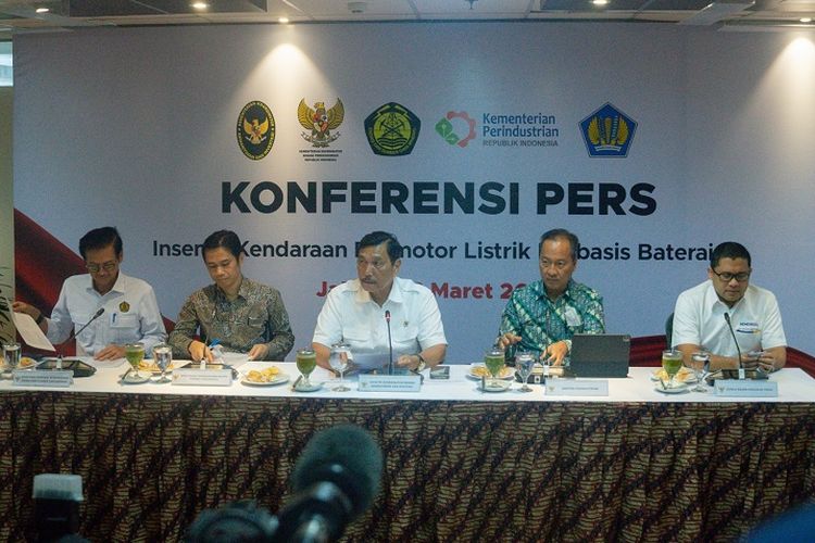 Senior Minister Luhut Binsar Pandjaitan (center), Industry Minister Agus Gumiwang (2nd right), the Energy and Mineral Resources Ministry's secretary general Rida Mulyana and other officials during a press conference in Jakarta on Monday, March 6, 2023. 
