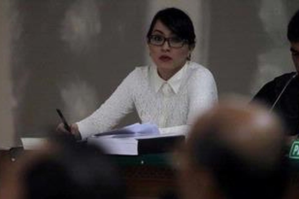 Terdakwa Angelina Sondakh menjalani sidang di Pengadilan Khusus Tindak Pidana Korupsi dengan agenda pemeriksaan saksi-saksi, Jakarta, Kamis (22/11/2012). Angie menjadi terdakwa dalam kasus dugaan korupsi penerimaan hadiah dalam penganggaran di Kemenpora dan Kemendiknas.  KOMPAS IMAGES/KRISTIANTO PURNOMO