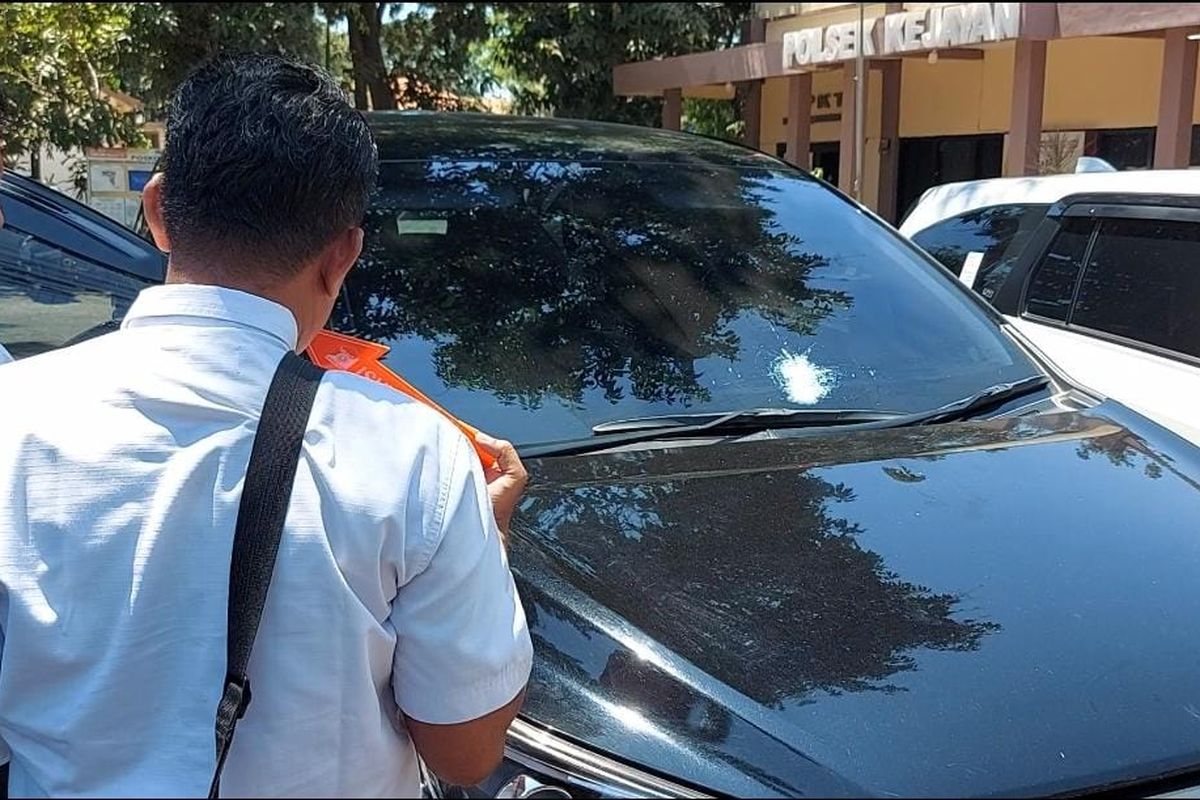 Aparat kepolisian Polres Pasuruan sedang melakukan pemeriksaan mobil yang ditumpangi calon bupati Pasuruan Abdul Mujib Imron yang rusak akibat lemparan orang tidak dikenal, Rabu (4 /9/2024) 