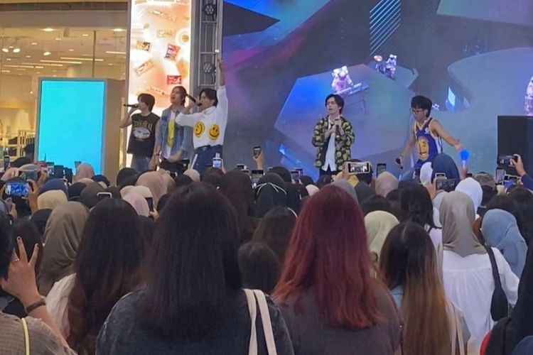 Salah satu penampil dalam acara Road to Meet & Greet RIIZE, boy group Un1ty di KOREA 360, Lotte Mall, Jakarta Selatan, Minggu (19/5/2024).