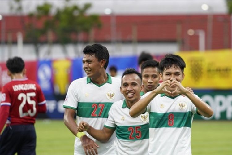 Witan Sulaeman (depan) dan rekan setim di timnas Indonesia saat menghadapi Laos pada Grup B Piala AFF 2020. Selanjutnya, Indonesia akan menghadapi Vietnam. Laga Indonesia vs Vietnam akan berlangsung pada hari ini, Rabu (15/12/2021) malam WIB.