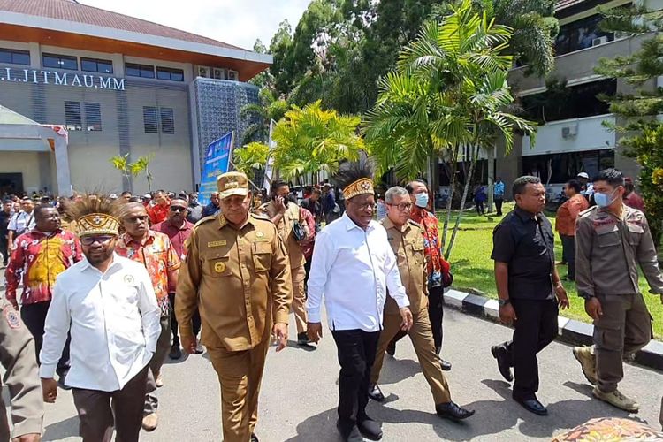 Wamendagri saat Meninjau Kantor Gubernur Provinisi Papua Barat Daya 