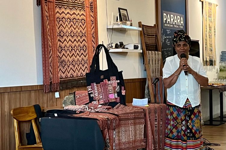 Mama Aleta memberikan kata sambutan dan menyampaikan sekilas cerita mengenai kain tenun asal NTT 