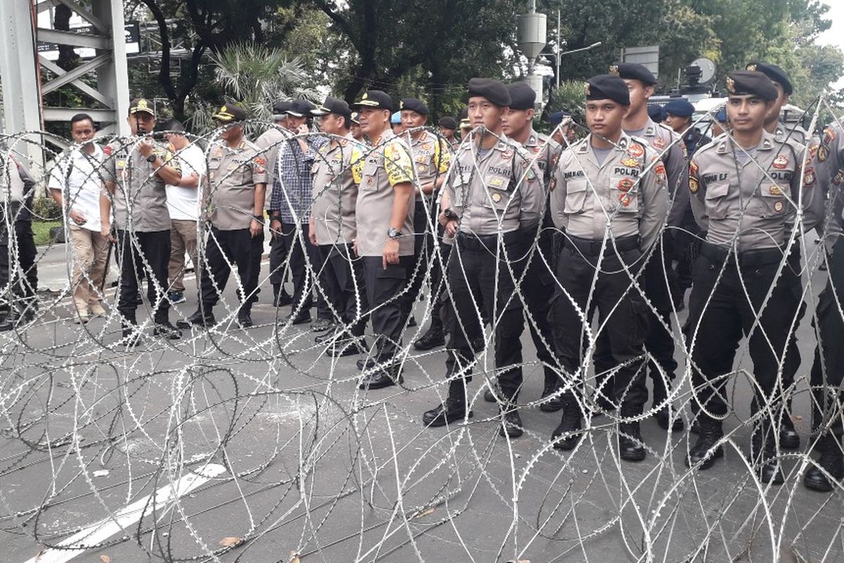 Barikade kawat berduri telah dipasang di Jalan Medan Merdeka Barat untuk menghalau massa aksi peringatan Hari Buruh di Monas, Rabu (1/5/2019).