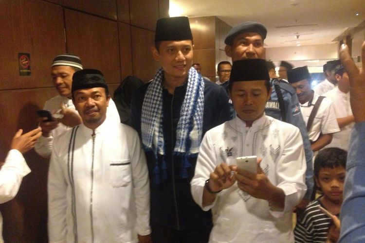 Agus Harimurti Yudhoyono berswafoto dengan para kader Demokrat di Semarang, Selasa (13/6/2017).