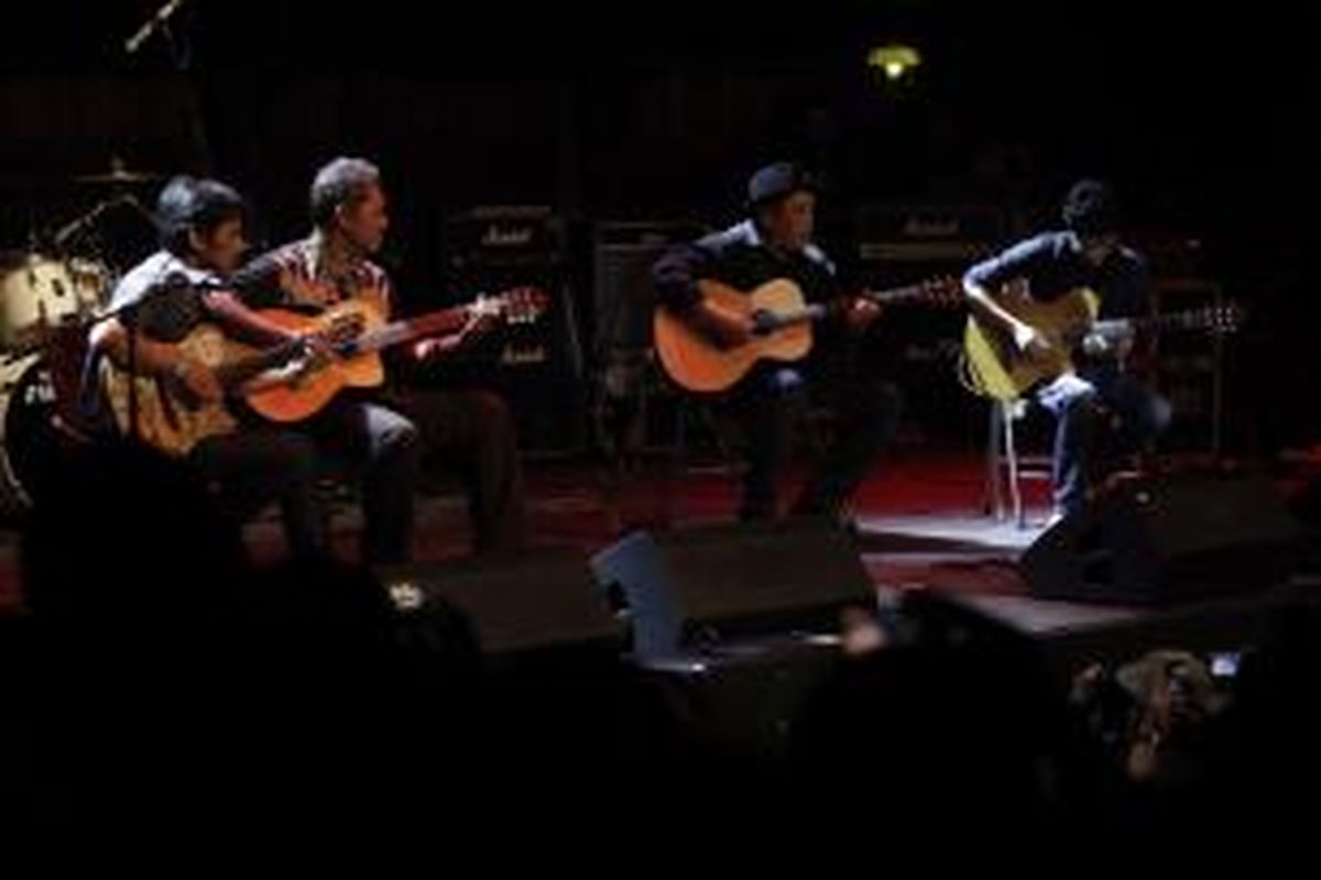 Dewa Budjana( kiri), Agam Hamzah (kedua kanan), Donny Suhendra (kedua kanan) dan Tohpati (kanan) tampil dalam konser penggalangan dana 'Dari Gitaris untuk Indonesia' di Bentara Budaya Jakarta, 12 Februari 2014. Konser yang menampilkan 47 orang gitaris Tanah Air ini mampu menghimpun dana amal sebesar Rp 1,7 miliar.