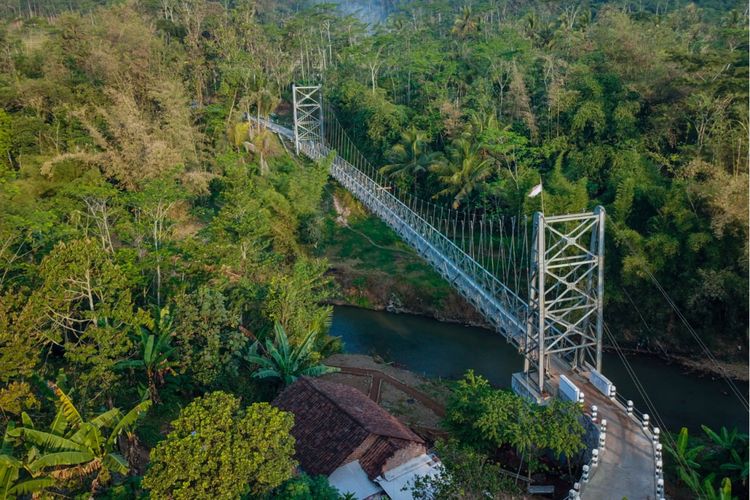 Jembatan Suropadan terletak di Desa Suropadan, Kabupaten Temanggung, Jawa Tengah, dengan panjang 90 meter dan lebar 2,5 meter. Keberadaan Jembatan Gantung Suropadan menghubungkan Desa Suropadan di Kecamatan Pringsurat, Temanggung, ke Desa Kalikuto di Kecamatan Grabag, Kabupaten Magelang. Kedua wilayah yang dipisahkan Sungai Elo.
