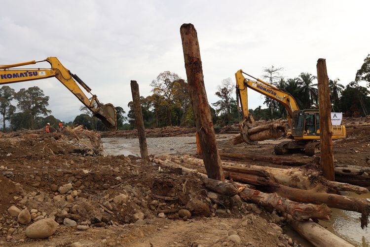 Alat berat PT Agincourt Resources membuat jembatan darurat di Sungai Garoga. PT AR mengerahkan 10 unit alat berat untuk membuka akses jalan, helikopter untuk menyalurkan kebutuhan dasar ke wilayah sulit dijangkau, serta Tim Tanggap Darurat (ERT) guna mempercepat penanganan dan dukungan bagi masyarakat terdampak banjir bandang di Tapanuli Selatan.