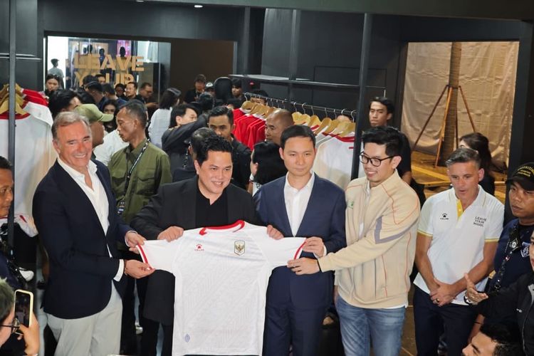 Ketum PSSI, Erick Thohir, saat peluncuran jersey terbaru Timnas Indonesia oleh aparel Kelme