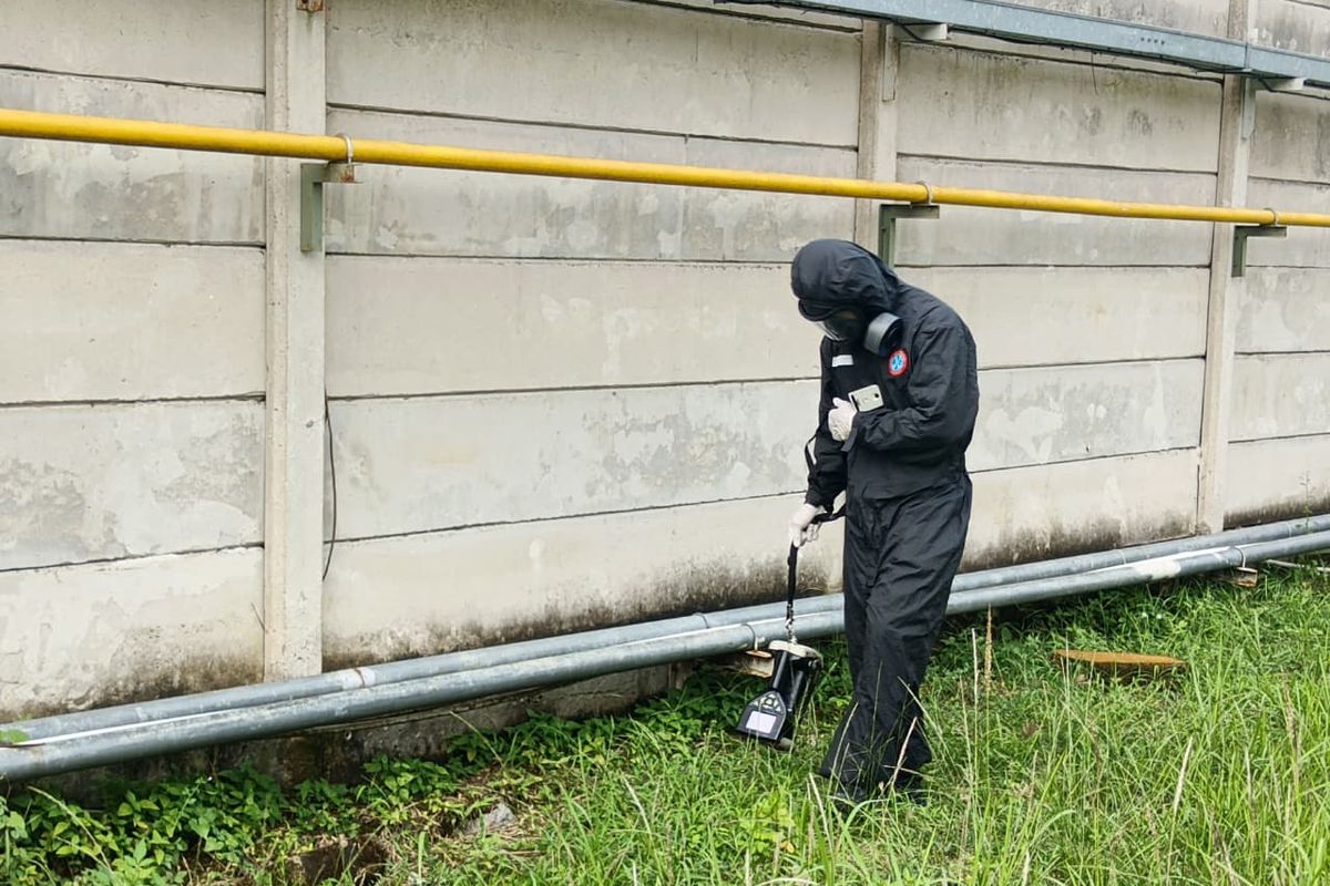 Petugas tengah memeriksa radioaktif di kawasan Cikande, Serang, Banten.