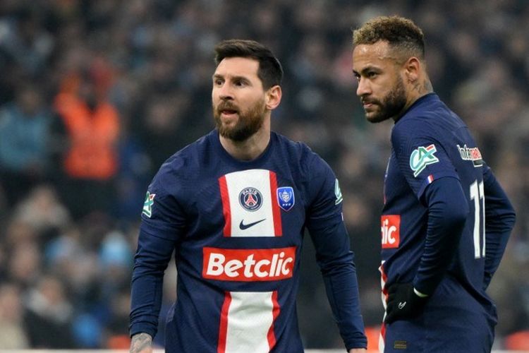 Ekspresi Lionel Messi dan Neymar dalam laga babak 16 besar Piala Perancis 2022-2023 antara Marseille vs PSG di Stadion Velodrome, 8 Februari 2023. (Photo by NICOLAS TUCAT / AFP)