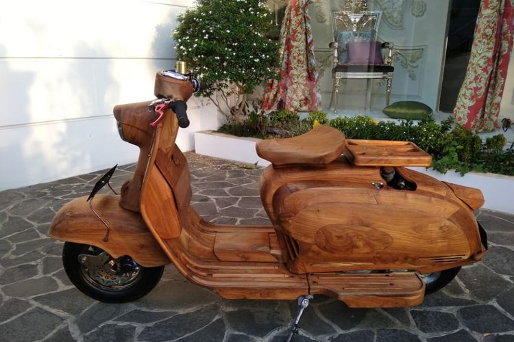 Vespa kayu jati karya Taufiq Q.