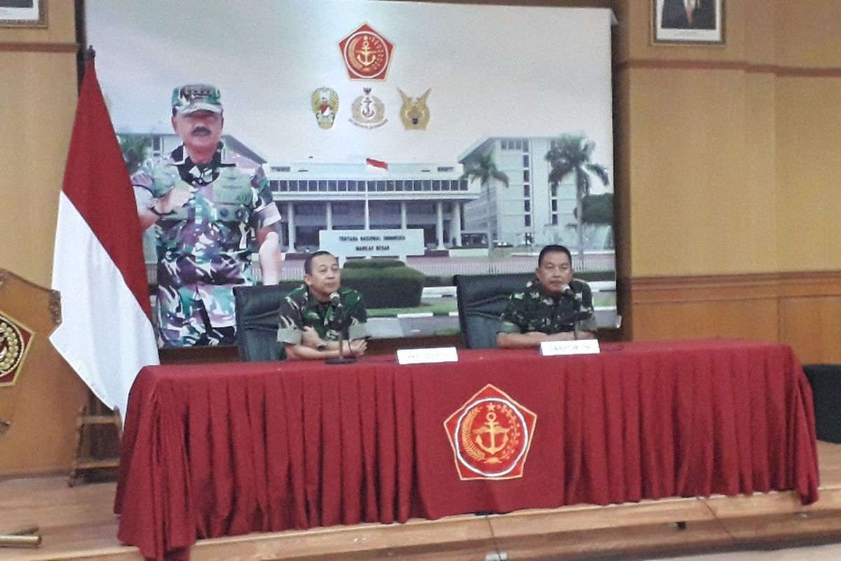 Kepala Pusat Penerangan TNI Mayor Jenderal Sisriadi dan Komandan Pusat Polisi Militer TNI Mayor Jenderal Dedy Iswanto dalam jumpa pers di Markas Besar TNI, Cilangkap, Jumat (22/3/2019).