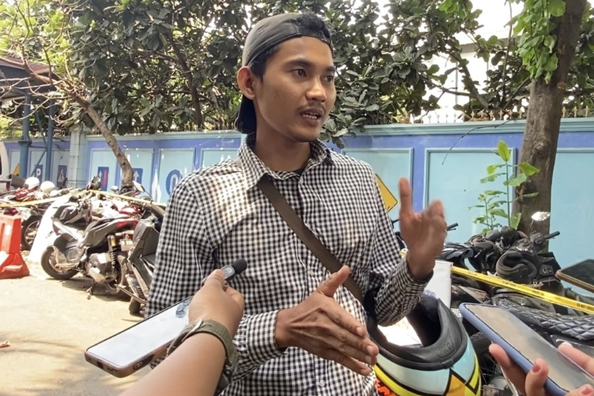 Danang (27), salah satu korban yang ditabrak Ferrari di Bundaran Senayan, Jakarta Selatan, Minggu (8/10/2023) dini hari, saat ditemui di Gedung Subdit Gakkum Ditlantas Polda Metro Jaya, Senin (9/10/2023).