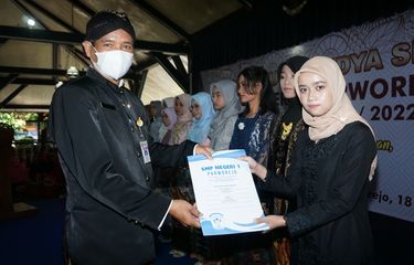 Unik, Ratusan Siswa SMP di Purworejo Wisuda Pakai Baju Adat