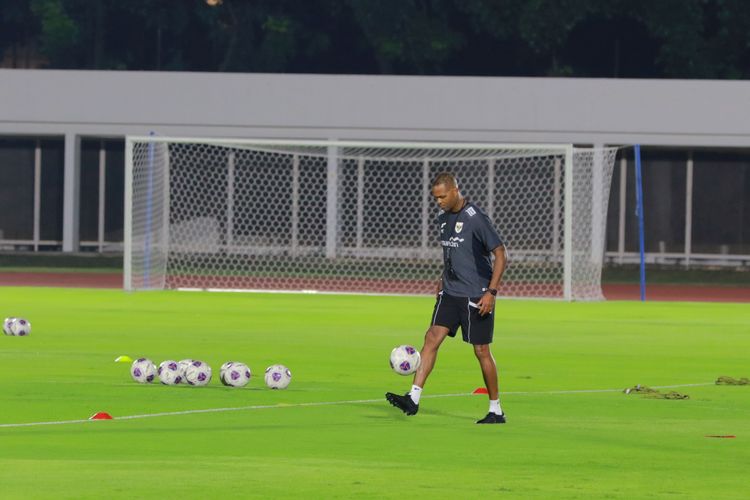 Pelatih kepala Timnas Indonesia, Patrick Kluivert, mengontrol bola di sesi open training di Stadion Madya, Senayan, pada Senin (2/6/2025) jelang laga Kualifikasi Piala Dunia 2026 Zona Asia kontra China.