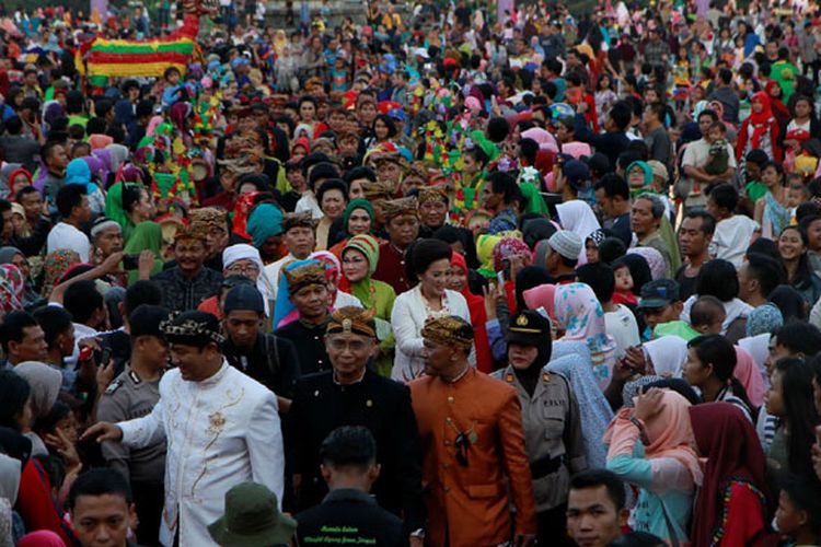 Dugderan saat memasuki halaman Masjid Agung Jawa Tengah, Kamis (25/5/2017). Karnaval dimulai dari halaman Balaikota pukul 13.00 WIB, kemudian melewati Jalan Pemuda menuju Masjid Kauman Semarang, dan berakhir di Jalan Kolonel Sugiyono.