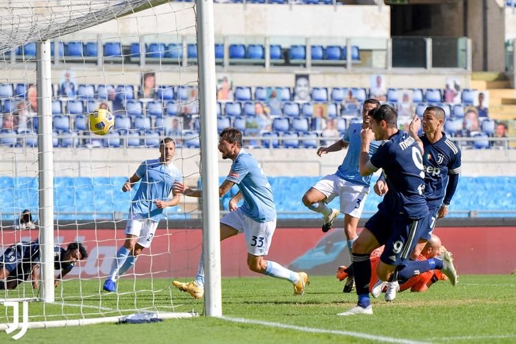 Cristiano Ronaldo (kanan) saat mencetak gol ke gawang Lazio pada laga Lazio vs Juventus di Stadion Olimpico, Roma, Italia, Minggu (8/11/2020).