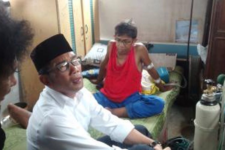 Amin Ikhsan, mantan atlet senam nasional saat berbincang dengan Wali Kota Bandung, Ridwan Kamil di kediamannya Jalan Karawang, Kelurahan Kebonwaru, Kecamatan Batununggal, Jum'at (14/82015).