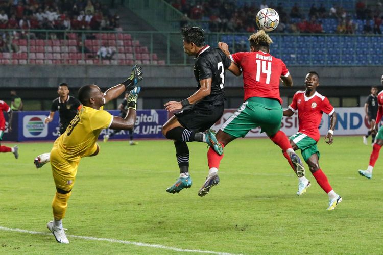 Pemain timnas Indonesia, Edo Febriansah berusaha berebut bola dengan pemain timnas Burundi, Nshimirimana Jospin saat pertandingan FIFA Matchday di Stadion Patriot Candrabhaga, Bekasi, Selasa (28/3/2023). Burundi ditahan imbang dengan skor 2-2.