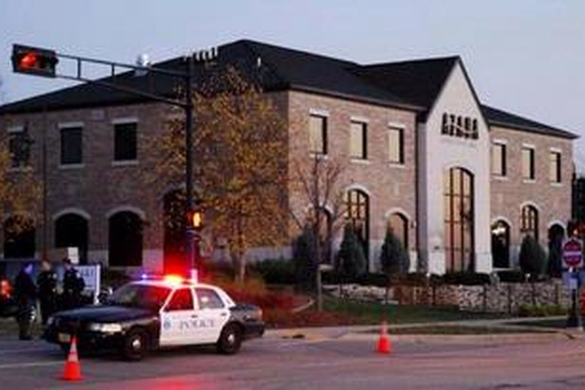 Mobil kepolisian Brookfield, Wisconsin, AS, berada di depan Azana Spa lokasi penembakan yang menewaskan tiga orang.