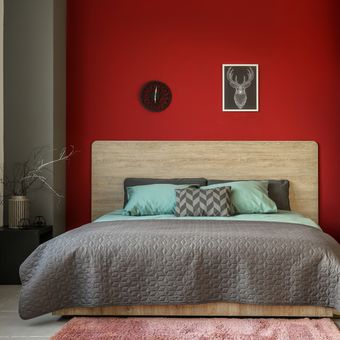 Ilustrasi kamar tidur dengan dinding warna merah.