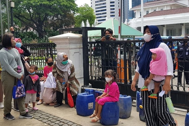 Sejumlah warga Muara Angke membawa jerigen kosong berdemo meminta layanan air di Balai Kota DKI Jakarta, Selasa (22/2/2022).