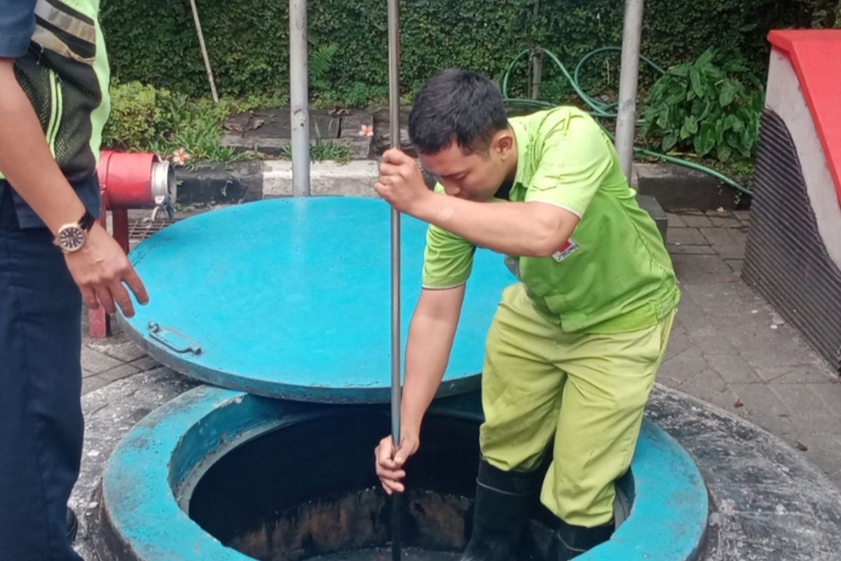 Petugas SPBU mengecek tangki pendam di SPBU 54.651.73 Ciliwung, Kota Malang, Jawa Timur pada Senin (14/4/2025), pagi. 